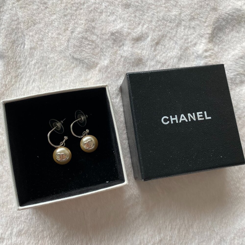 Chanel Earrings Off White Cream Pearl Coco CC Silver Dangly Classy With Box